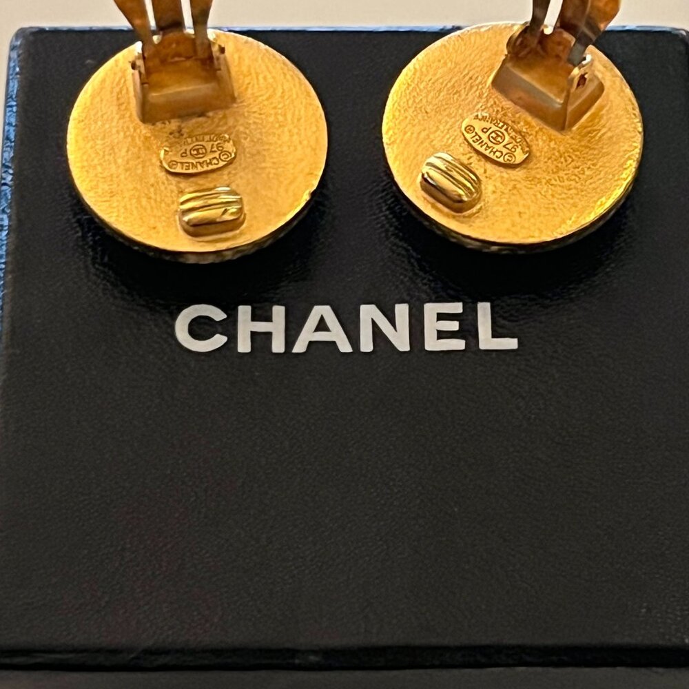 CHANEL Vintage 97A Clip-On Earrings • Black Enamel • Mother of Pearl • CC Logo - Picture 3 of 8